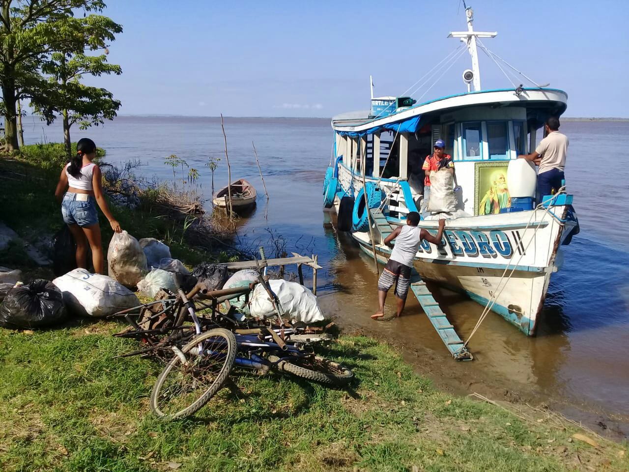 Lixo foi transportado em barco da Colônia de Pescadores Z20.