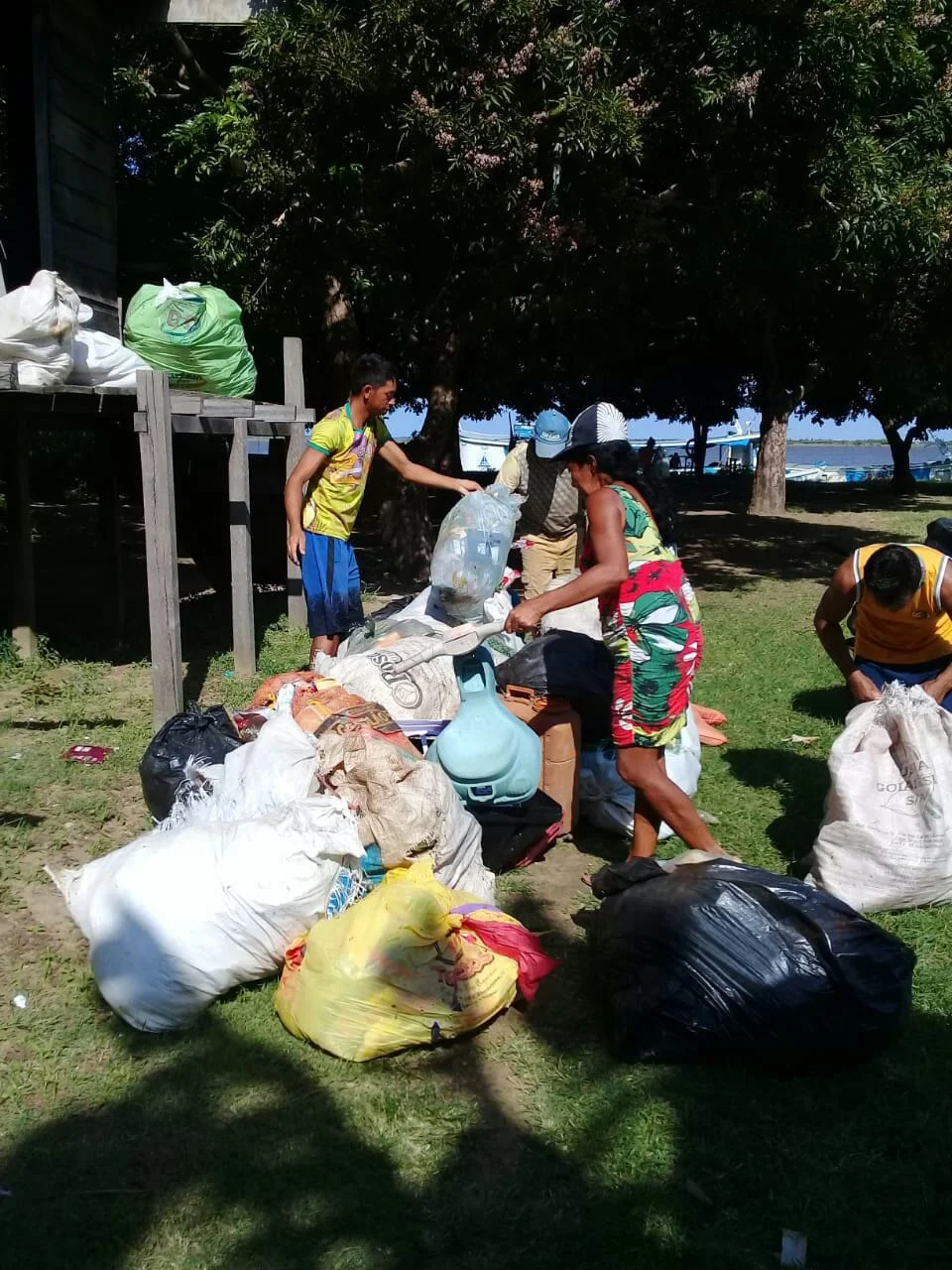 Sem coleta seletiva, ribeirinhos se reúnem para dar destino a lixo acumulado em Urucurituba 