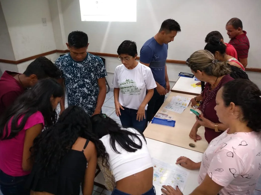 Jovens cientistas testam qualidade da água com microscópio de papel