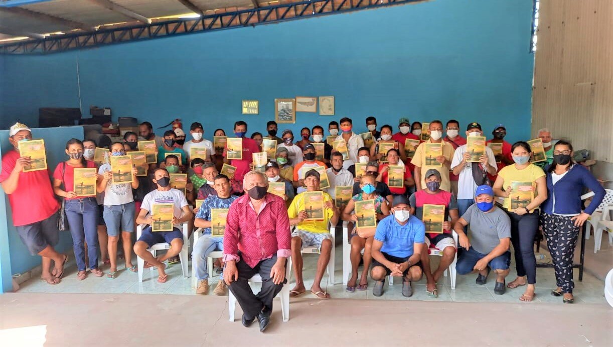 Pescadores de Itaituba recebem cartilhas sobre protocolo de consulta para a conservação e defesa do Território Pesqueiro no Tapajós