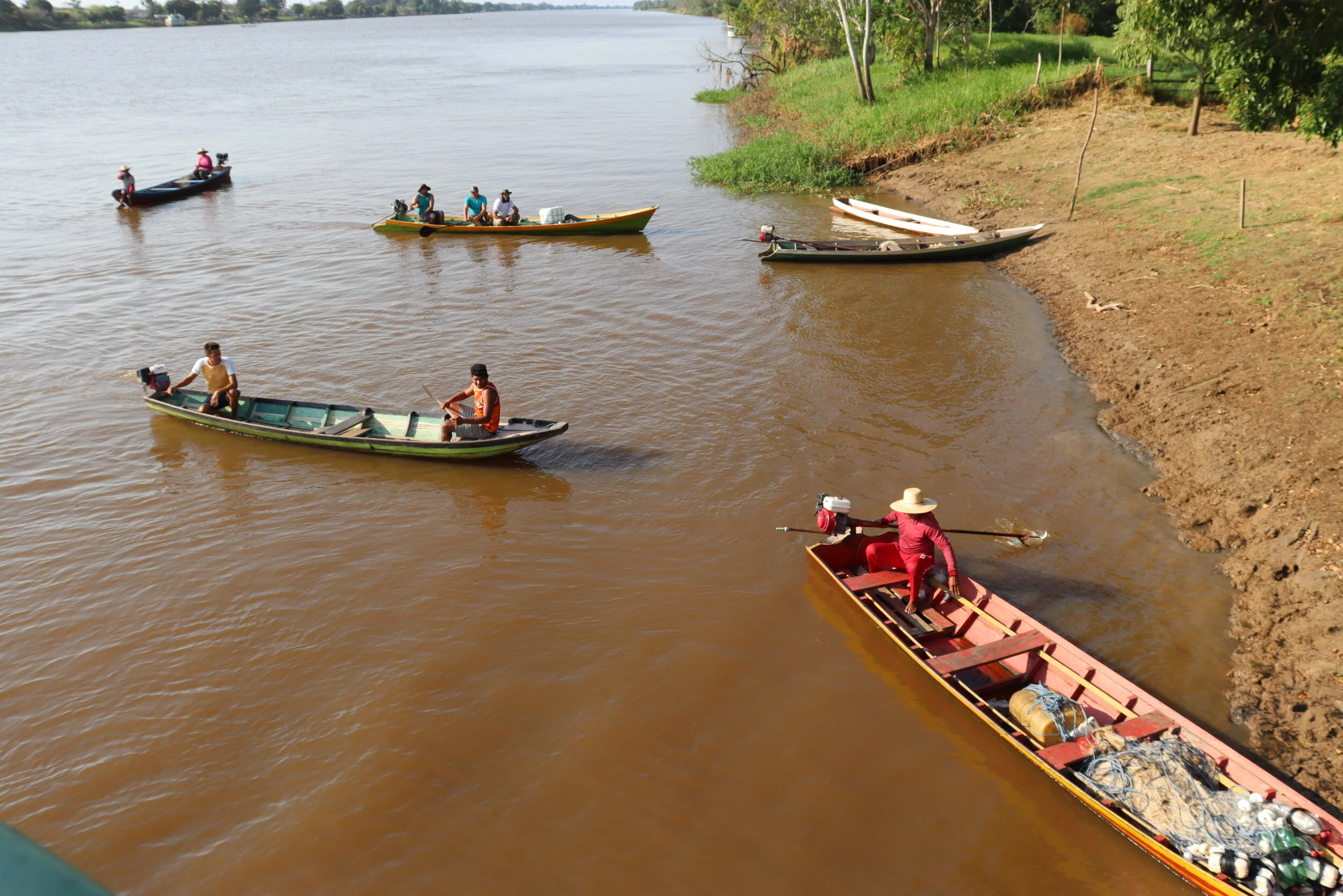 Duas mil famílias de pescadores são beneficiadas com cestas de alimentos 