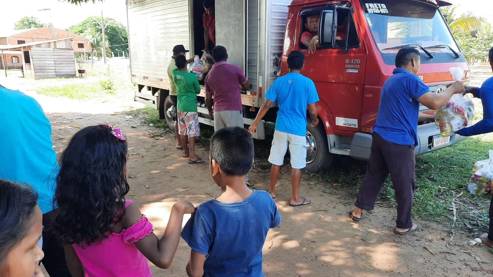 Inicia distribuição de 21 ton de alimentos para famílias de pescadores do PAE Lago Grandee