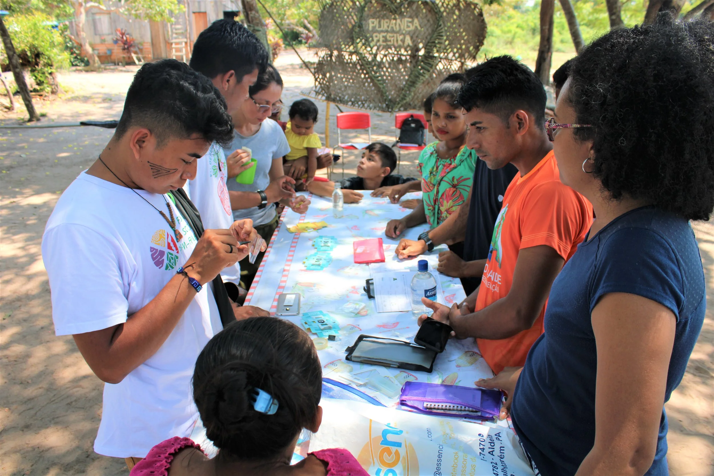 Jovens monitoram qualidade da água no Rio Arapiuns