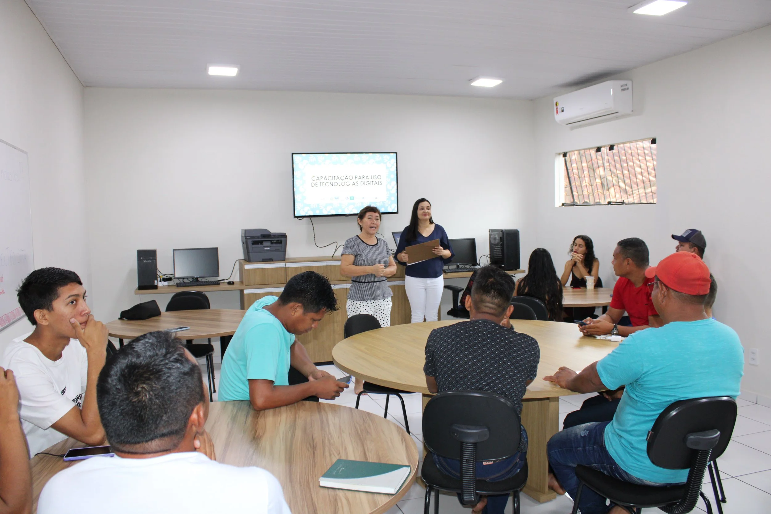 Oficina capacita jovens para uso de tecnologias digitais