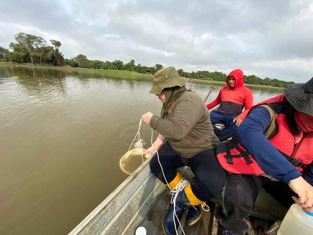 Pesquisadores realizam coletas de variáveis ambientais locais e de algas em lagos da comunidade de Costa do Tapará