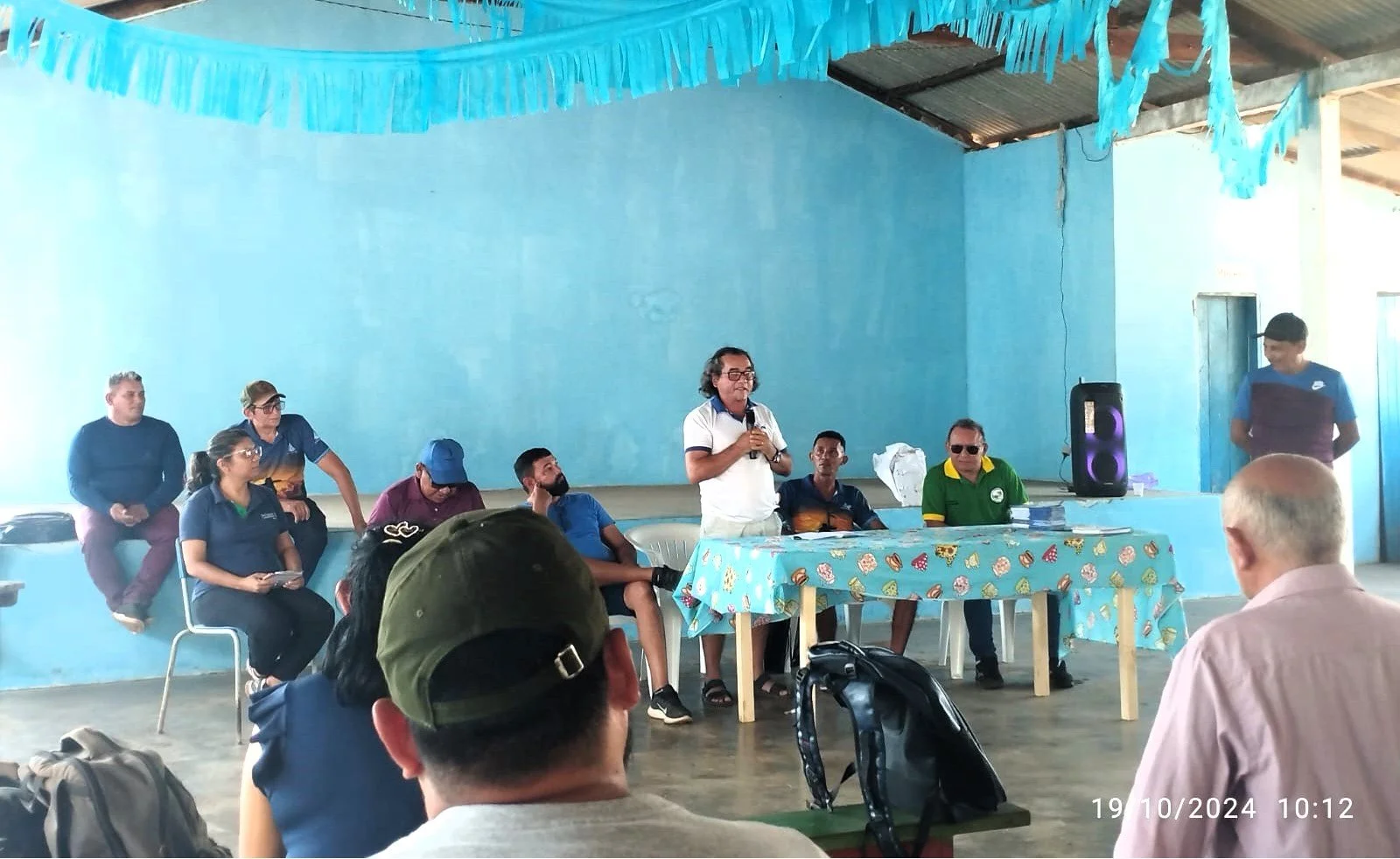 Folders com regras do acordo de pesca são entregues em assembleia do Conselho Regional do Lago Grande. Acesse;