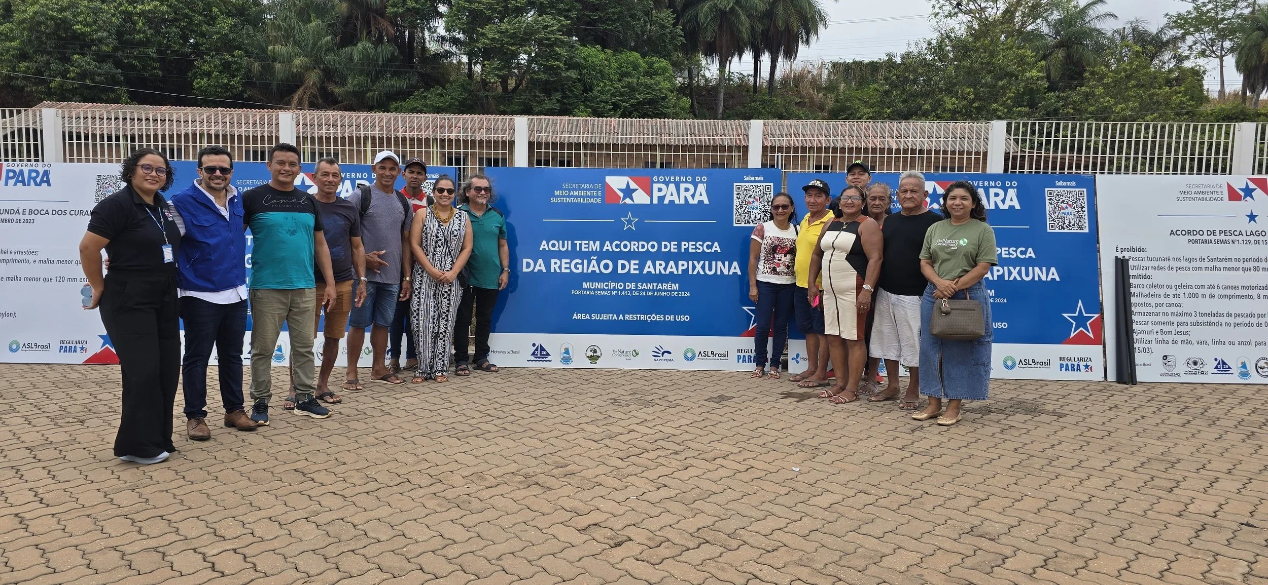 Placas orientam regras em áreas protegidas por acordo de pesca no Baixo Amazonas