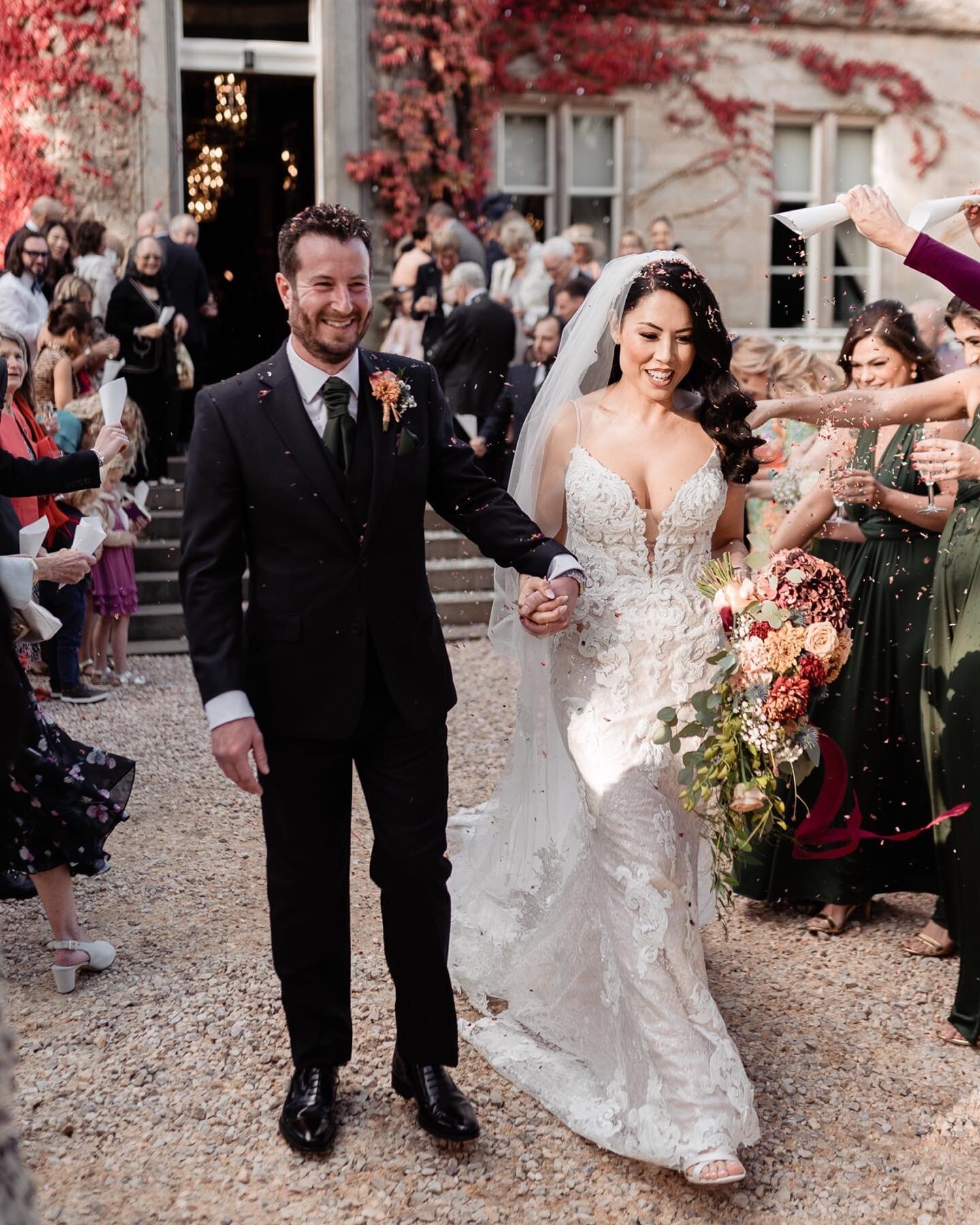 Sophie, Rob and a beautiful autumnal vibe at @carlowrie_castle. What a day! 🥂

Celebrant @humanisttim 
Dress @maggiesotterodesigns 
Bridal Boutique @bellissimaweds 
Florals @theflowerstudy5 
Shoes @dune_london 
Hair @cameobridalstyling 
Makeup @leig