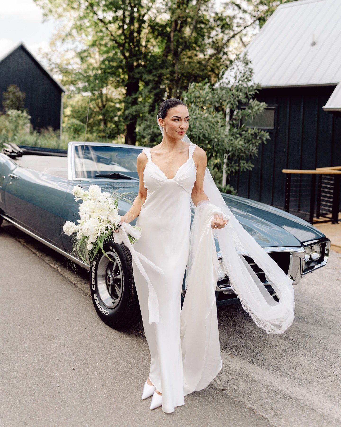 A glimpse of the stunning Hayley wearing an exquisite @suzanneneville gown, capturing the anticipation and elegance of the moments before she walks down the aisle. A beautifully stylish wedding at Southall Farm in Nashville, Tennessee.

Nashville wed