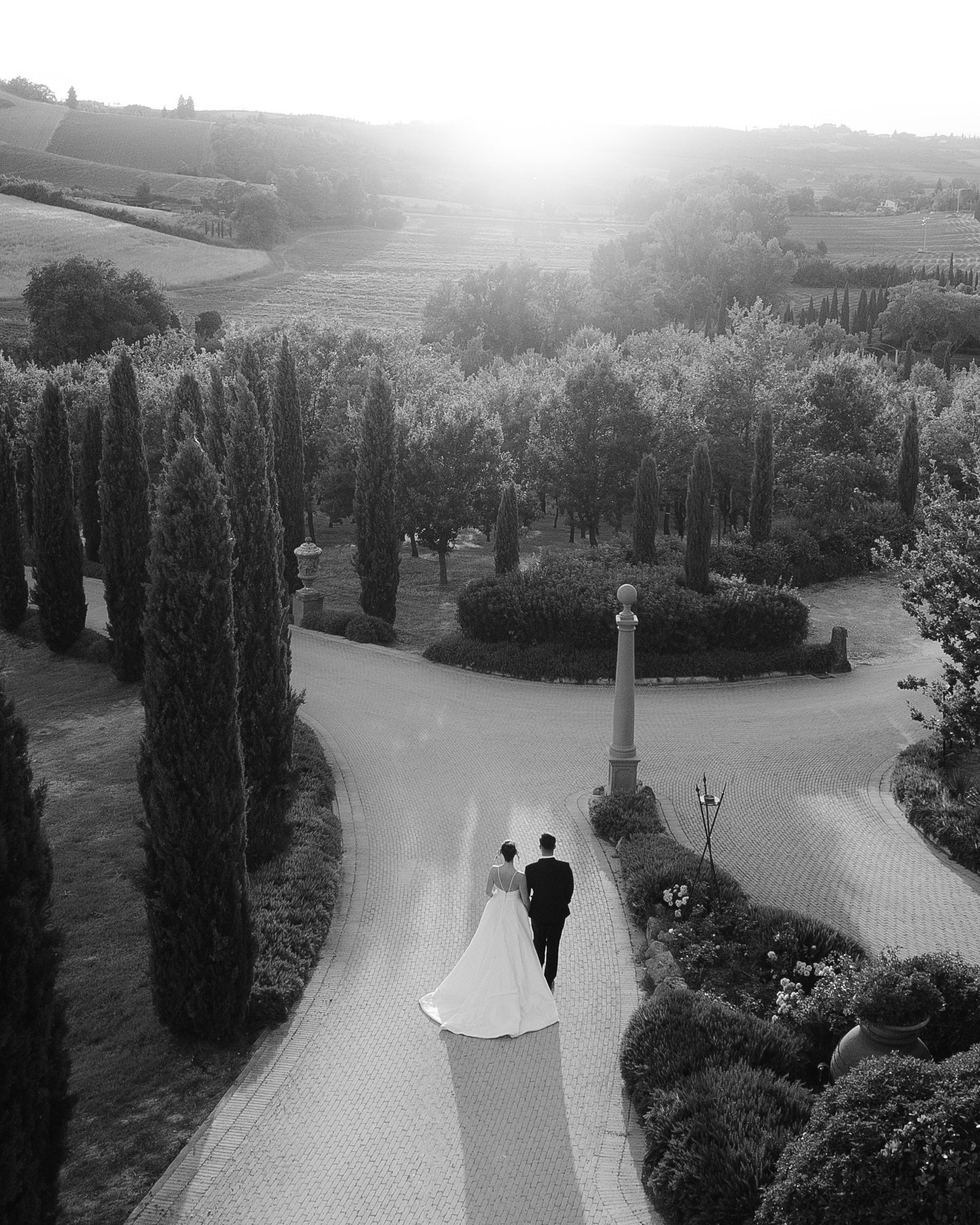 A gorgeous wedding in Tuscany, Italy, featuring Robyn and Jordan.
being a destination wedding photographer in Tuscany means you&rsquo;re blessed with breathtaking landscape, incredible light, and the best styling. A photographer&rsquo;s dream! 

Cele