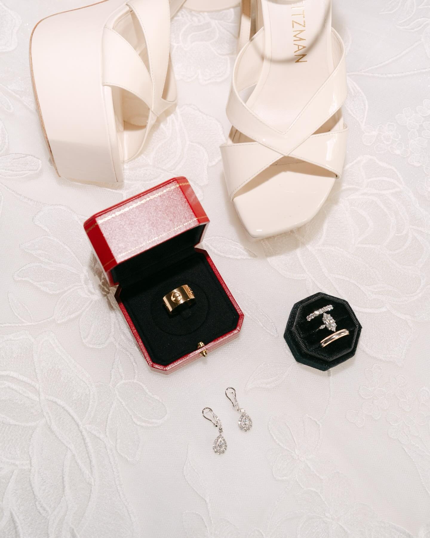 Delighted to share a few more frames from a wonderful day celebrating Seanne and Nick&rsquo;s marriage at @carlowrie_castle 

Seanne wore @moniquelhuillier &amp; @stuartweitzman. Nick was in @herbiefrogg and @christianlouboutin 

Photographer
Film @r