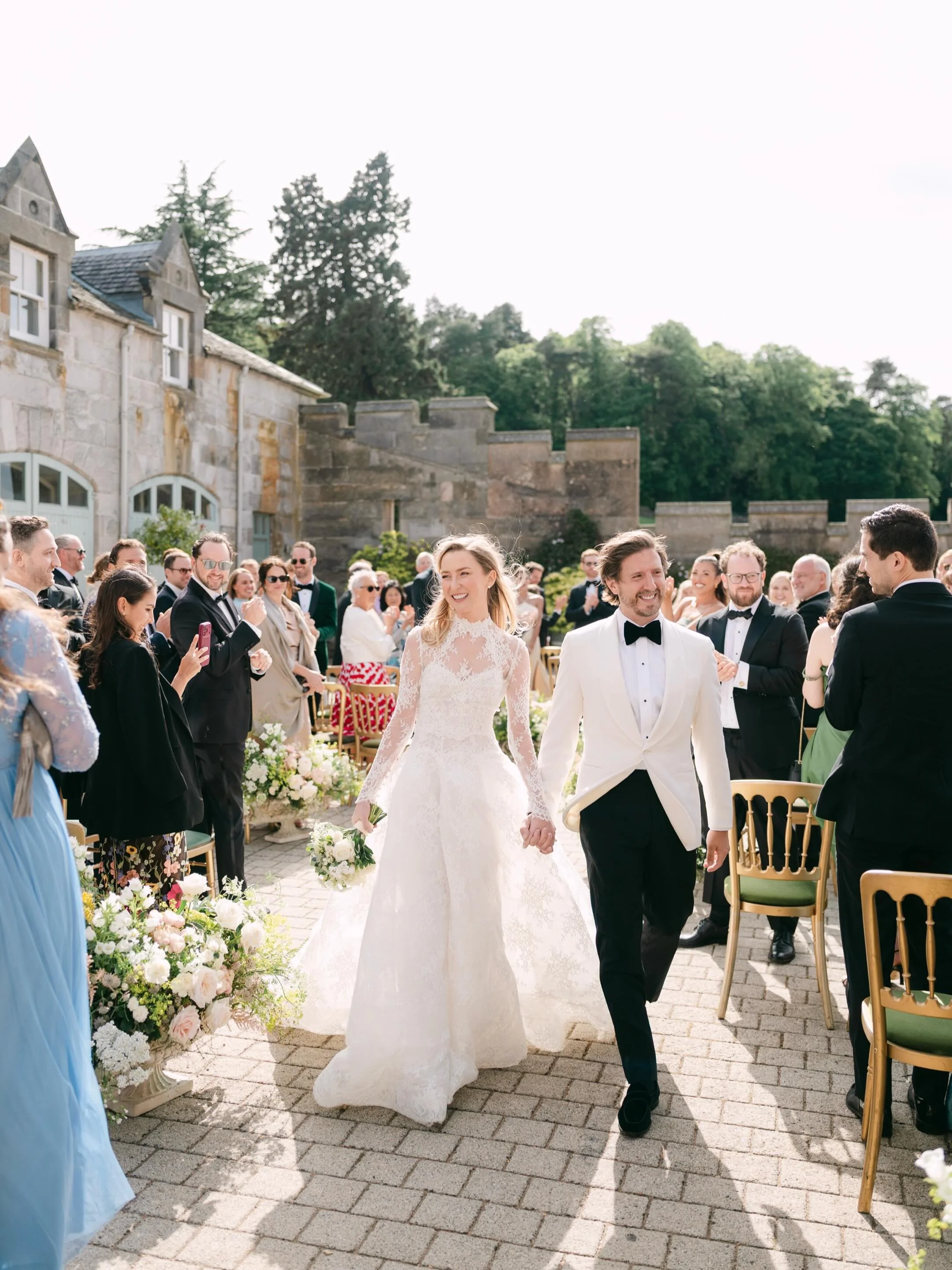 Huge congratulations to Carrie and Mike who were recently wed at Dundas Castle in Scotland! Together with their friends and family from the US, the couple had a magical ceremony in the courtyard, before enjoying cocktail hour with margaritas Highland