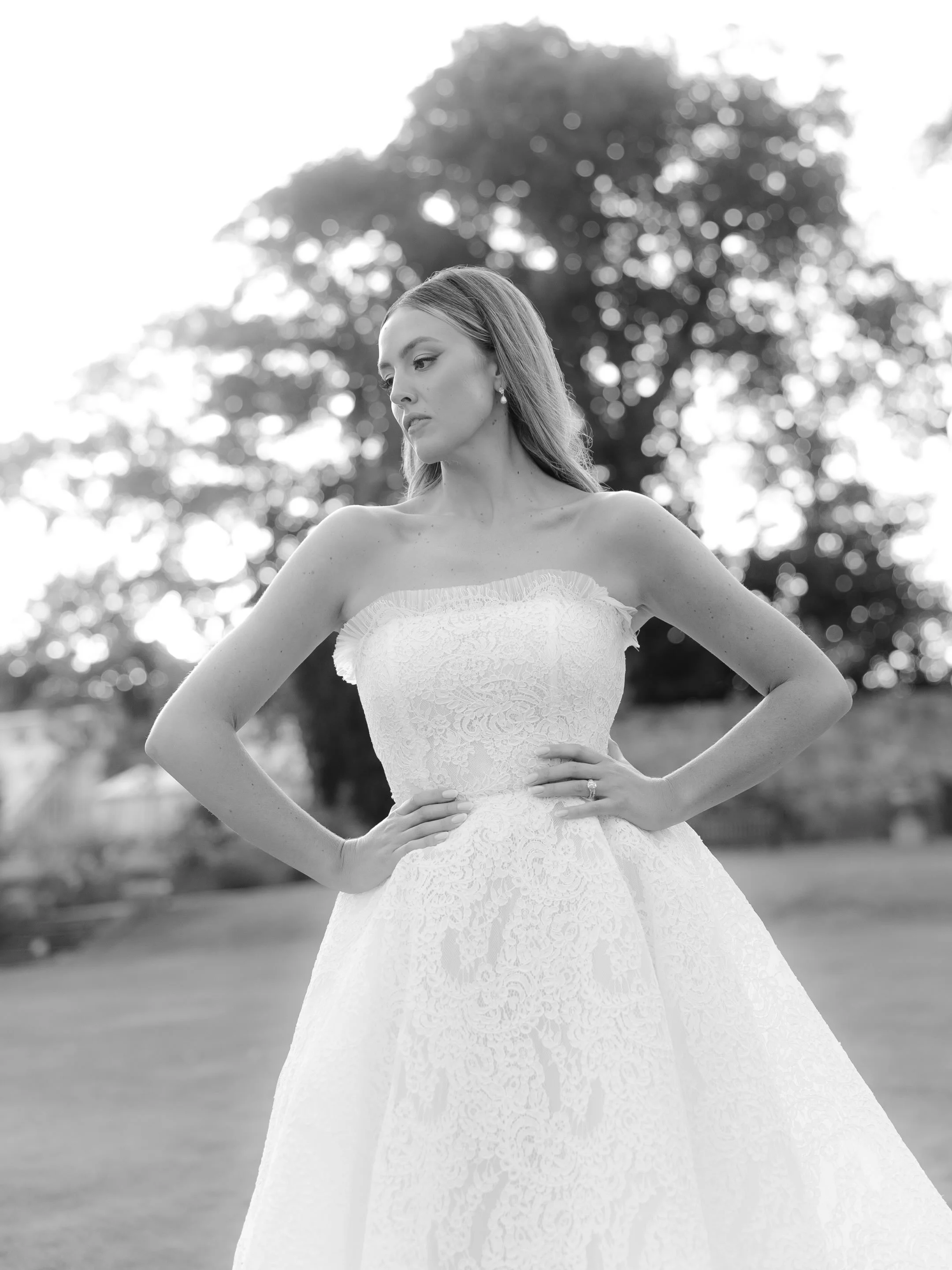 Huge congratulations to Miranda and Tony, who flew over from Chicago for their dream Scottish Castle wedding!

Miranda is wearing a sensational structured lace @ritavinieris gown and @jimmychoo. The evening dress is utterly incredible and designed by