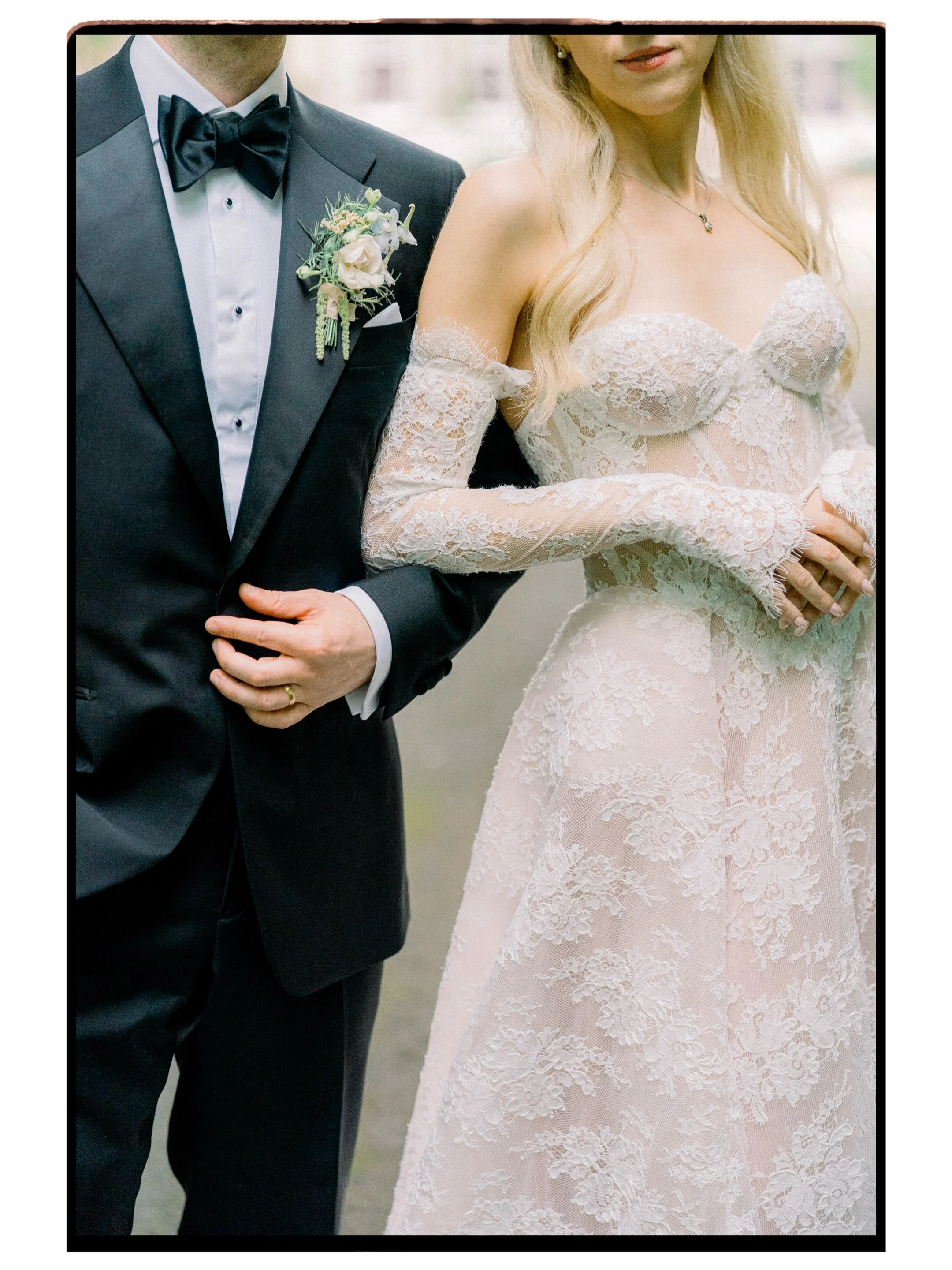 Amy &amp; Oli. Carlowrie Castle, Edinburgh 🥂

Amy is wearing @galialahav. Oli in @andrewbrookestailoring.

Edinburgh wedding photographer | Carlowrie Castle Wedding | Editorial wedding photography | Galia Lahav bride | Black tie weddings 

Venue @ca