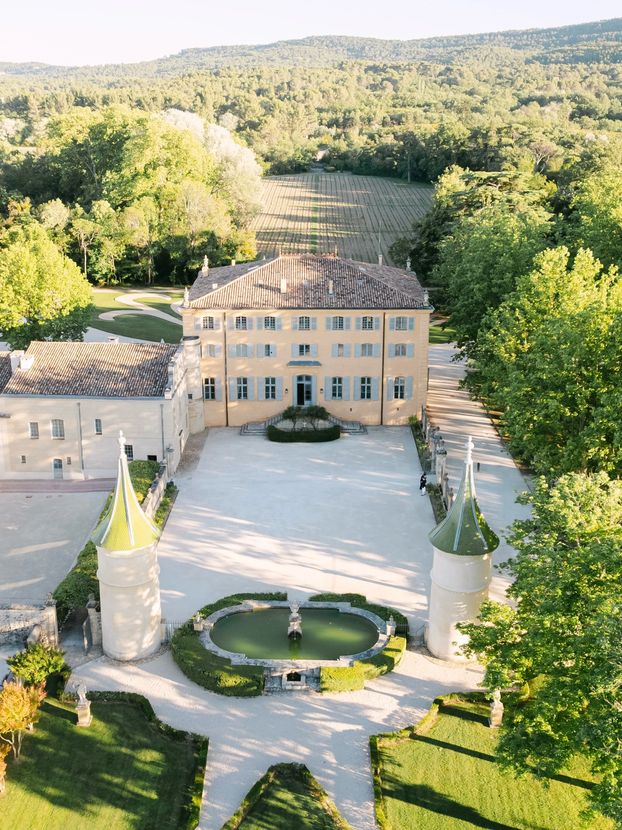 A beautiful wedding rehearsal dinner at @chateaudefonscolombe in the South of France 
 
With the roaring success of Club Larsson Beach Club on day one of the wedding weekend, Avery and Gustav invited their guests to join them for their rehearsal dinn