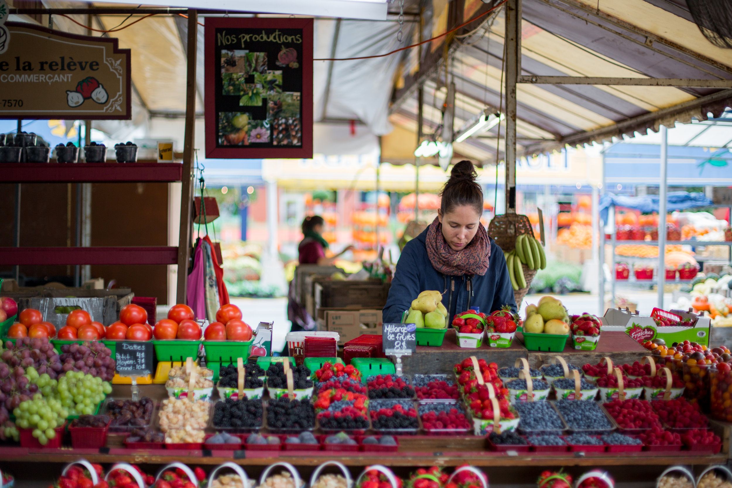 MONTREAL, QUEBEC - SEPTEMBER 28th 2018: Mélissa Dauphinais places fresh produce on display at Hemmingford-based “Les Fruits de la Relève”, located at Atwater market, Montreal, on September 27th. (Photo by Matteo Gueli / Dawson College Photojournalism Class)