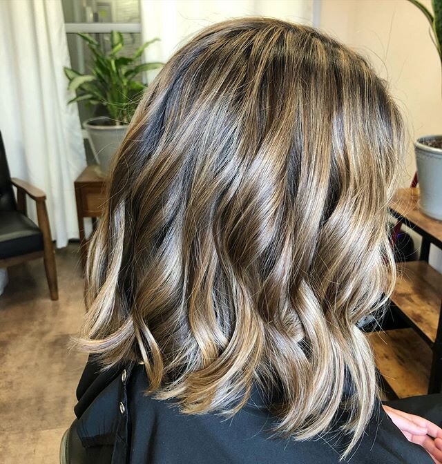 🏆🏆🏆#rootedblonde #babylights #naturalhaircolor #bronde #rootedbronde #hairspo #haircolor #hair #wavyhair #lob #schwarzkopfprofessional #wella