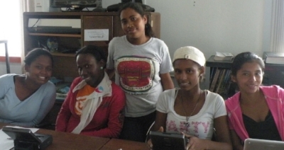 From left to right: Nayara Rodriguez, Yarlenis Julio, Gina Ruíz, Eudocia Rodriguez, Roxana Martínez analyzing video data on mantis shrimp feeding behavior (Smithsonian Tropical Research Institute, 2011). 