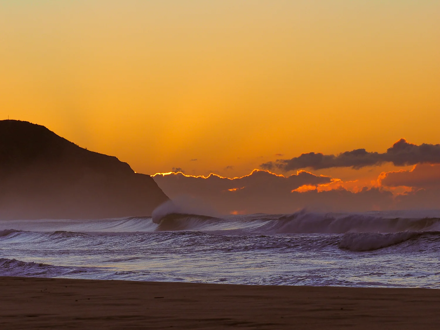 Gotta love that wave. Dawn at Wainui Beach, Gisborne. 1/400sec, f5.6, ISO 200
