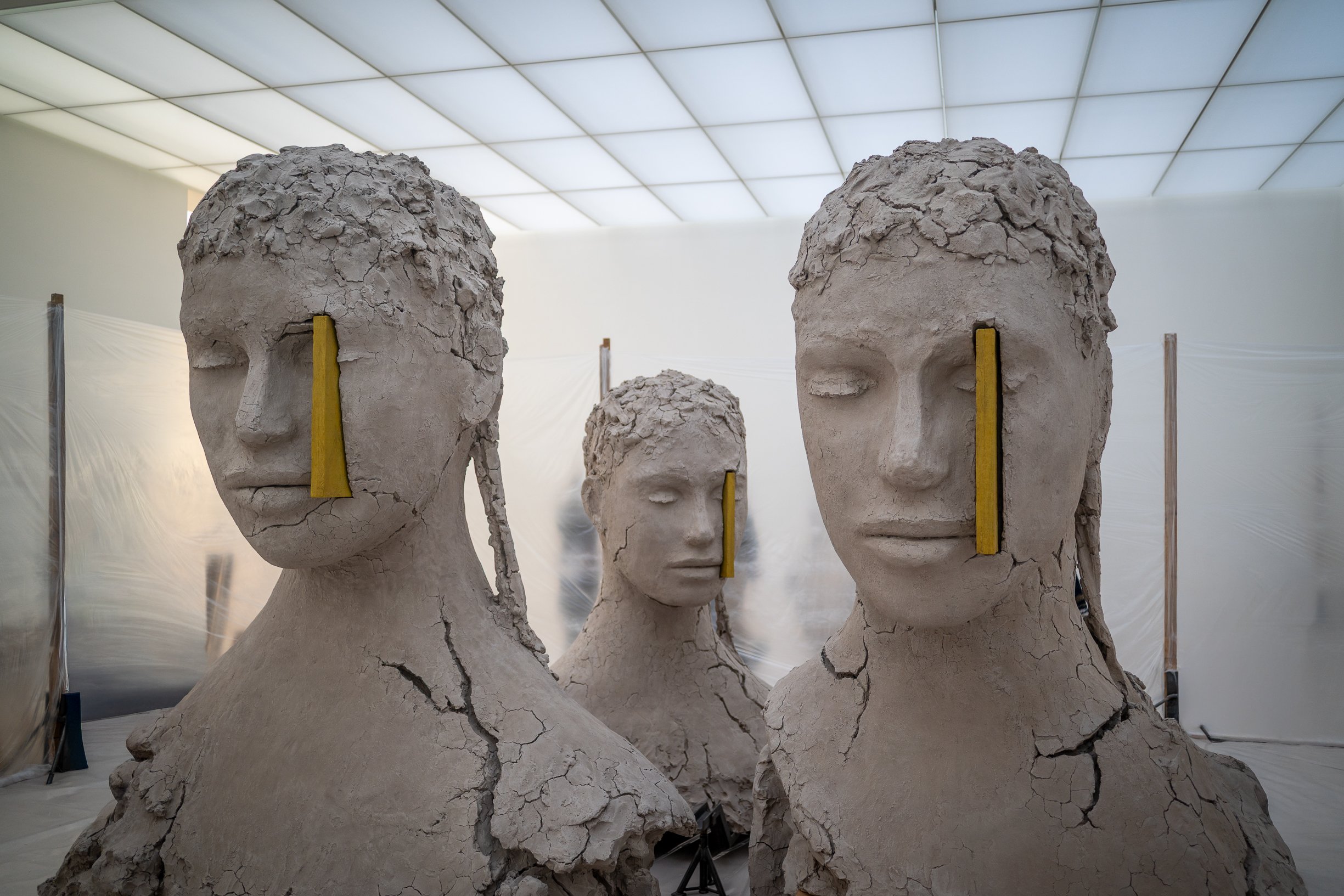 Heads, Mark Manders