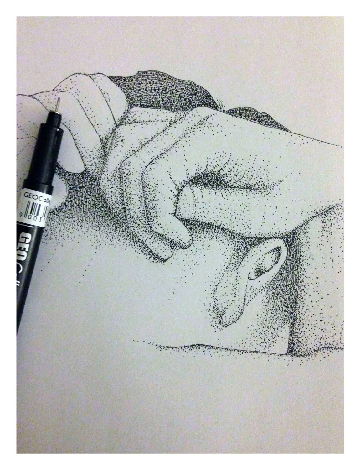 Zeichnung einer männlichen Person von hinten, der Hinterkopf und die Hände sind zu sehen. Gezeichnet im Stippling-Verfahren auf weißem Papier. Daneben liegt ein schwarzer Marker.