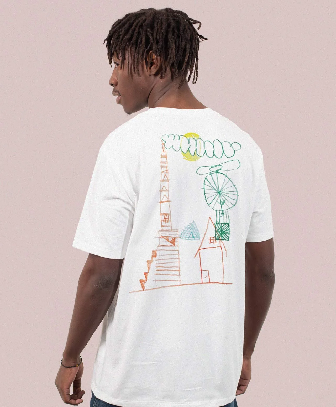 Ein junger Mann trägt ein weißes T-Shirt der Marke „Hont” mit einem bunten, kindlich gezeichneten Stadtbild. Zu sehen sind darauf verschiedene Gebäude, ein Turm, eine Windturbine, eine Sonne und Wolken.