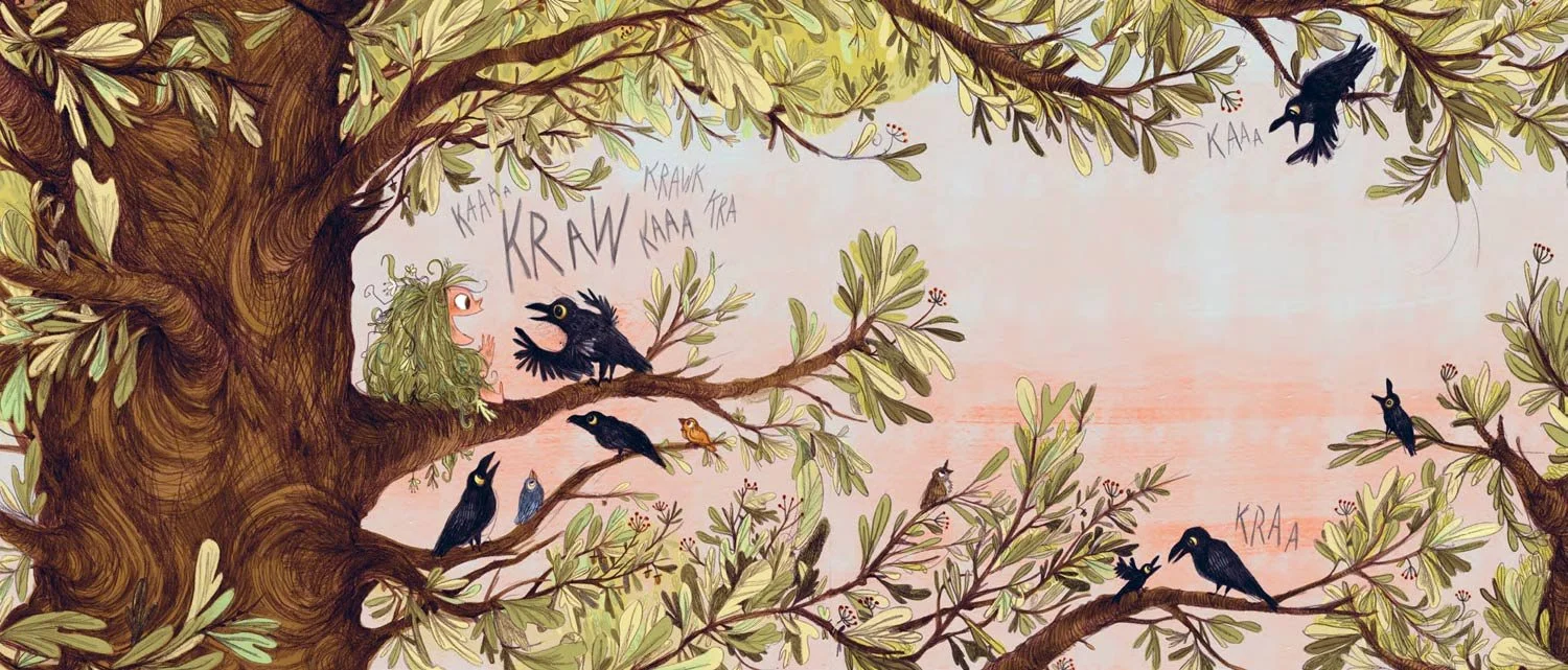 Eine Illustration zeigt ein Mädchen mit wilden, zerzausten Haaren, das auf einem Baum sitzt. Sie unterhält sich mit mehreren Krähen, die um sie herum flattern. Der Text "Krah Krah" deutet die Krähenlaute an.