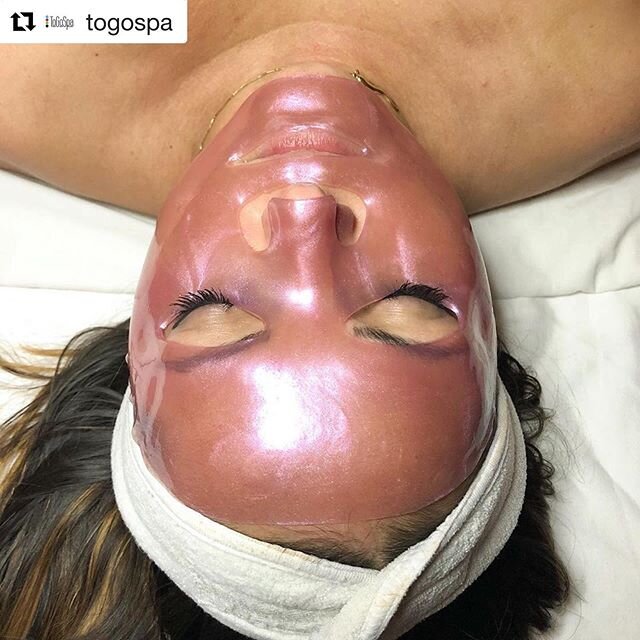 It me! 💁🏻&zwj;♀️ #Repost @togospa ⬇️⬇️⬇️
・・・
Face Mask FRIDAY - Rose Gold is BACK IN STOCK &amp; ToGoSpa is launching a BRAND NEW product next week THAT MEANS- This weekend&rsquo;s giveaway prize pack will include BOTH! 🙌🏼 Double Tap If you want 