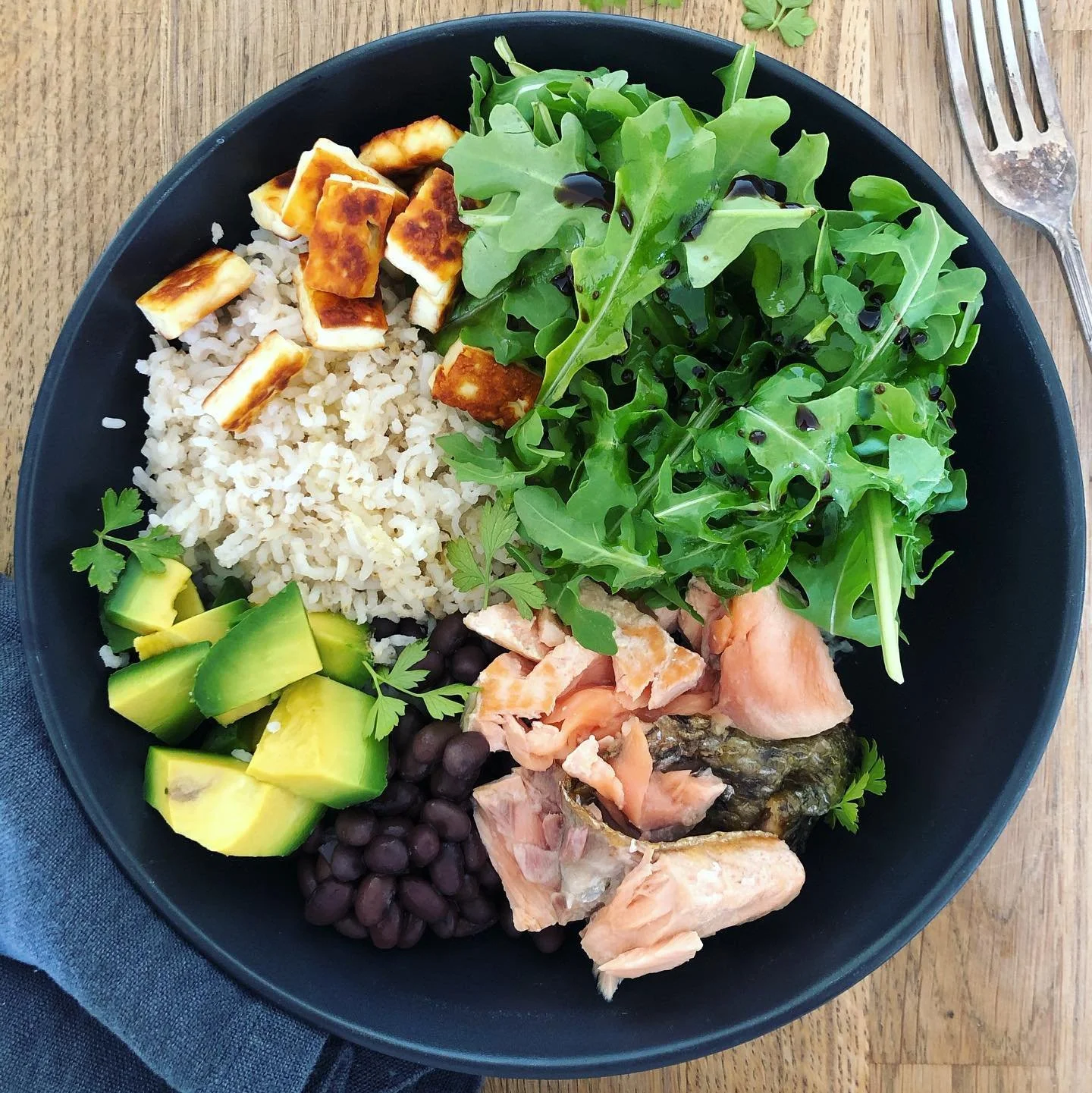 πΏWFH LUNCH #2πΏ
EVERYTHING Bowl
* Some type of protein (I used Salmon leftover from last night & tinned black beans. Any leftover meat, tofu, eggs, tinned fish or roasted chicken work too) * Carb (cous cous or microwave rice are quick options)