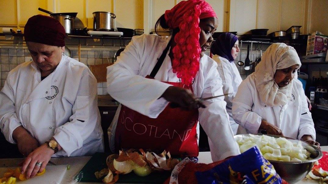 Fatima, Souaad, and Saffanna prepare a meal. Photo by Dariusz Sipowski