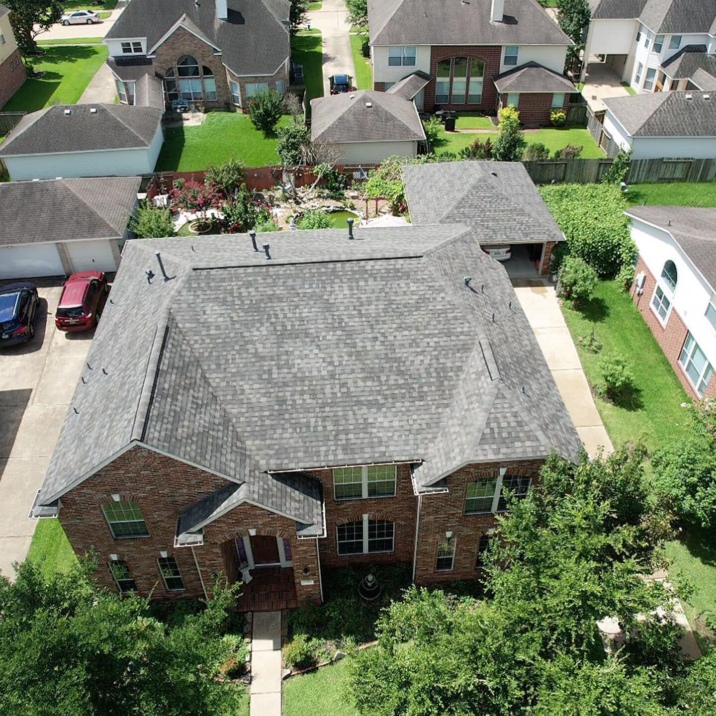 JUST INSTALLED! CertainTeed Roofing System gave this house a fresh new look! #BetterThanBefore&hellip;Talk with one of our insurance specialists to see if your roof qualifies #roofing