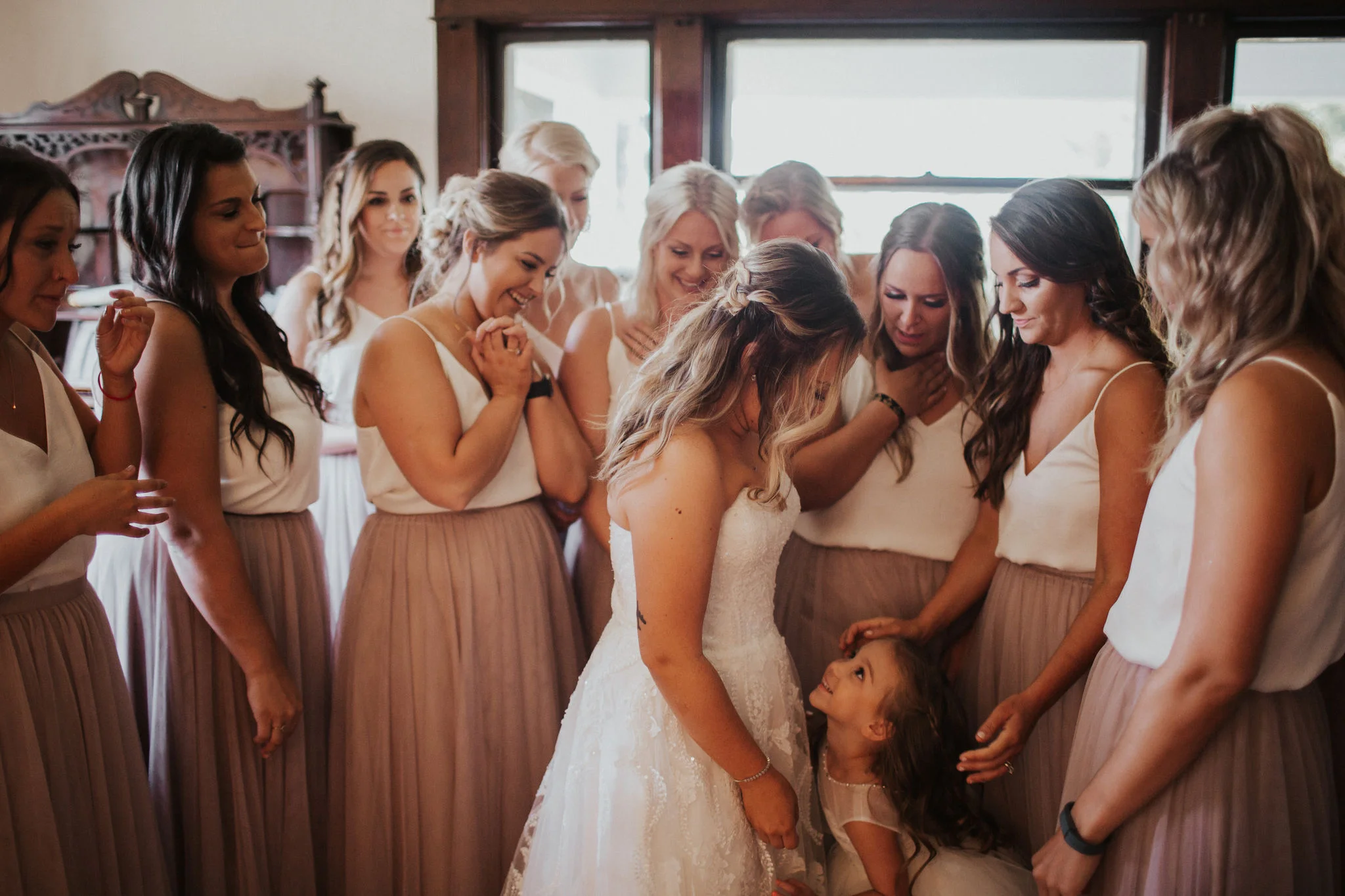 TaylorandKelseyGettingReadyAugustMuseImagesPortlandWeddingPhotographer-117.jpg