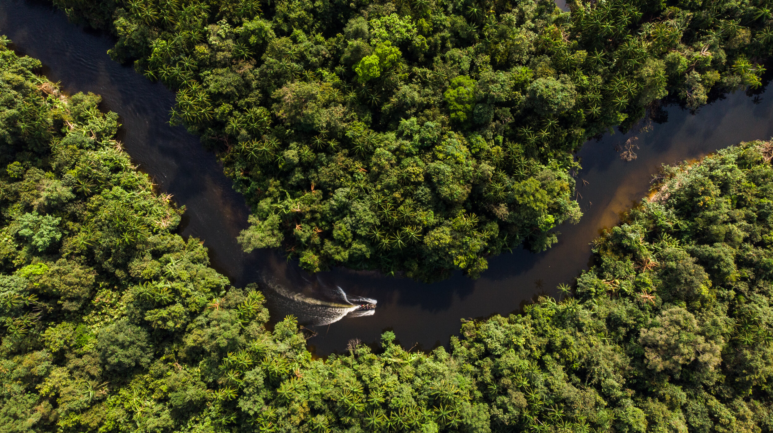  An aerial view of Wildlife Alliance rangers on the Preak Stung Proat river as they head by boat to the starting point of their overnight long patrol, deep inside the Cardamom Forest. Their objective is to trek through the forest back to their statio