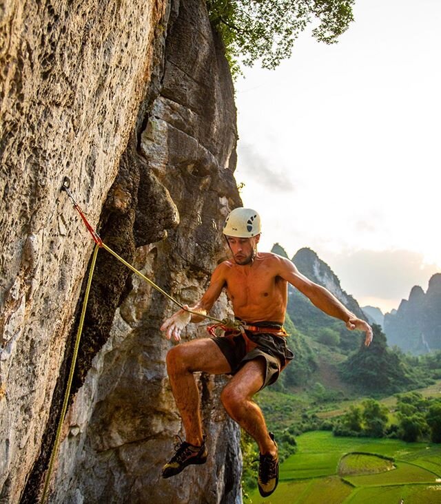 @tellier.benoit taking falls like a champ in gritty pursuit of the project. In Huu Lung, Vietnam with @vietclimb