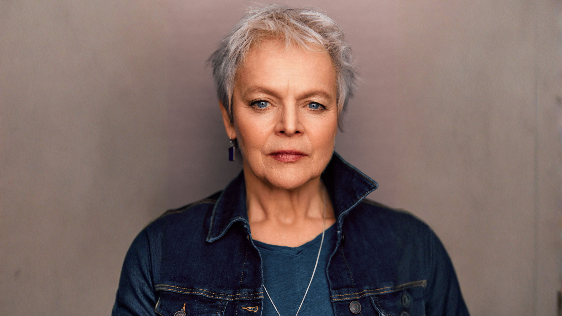 Stephanie Splash Page photo (1920 x 1080 px).png