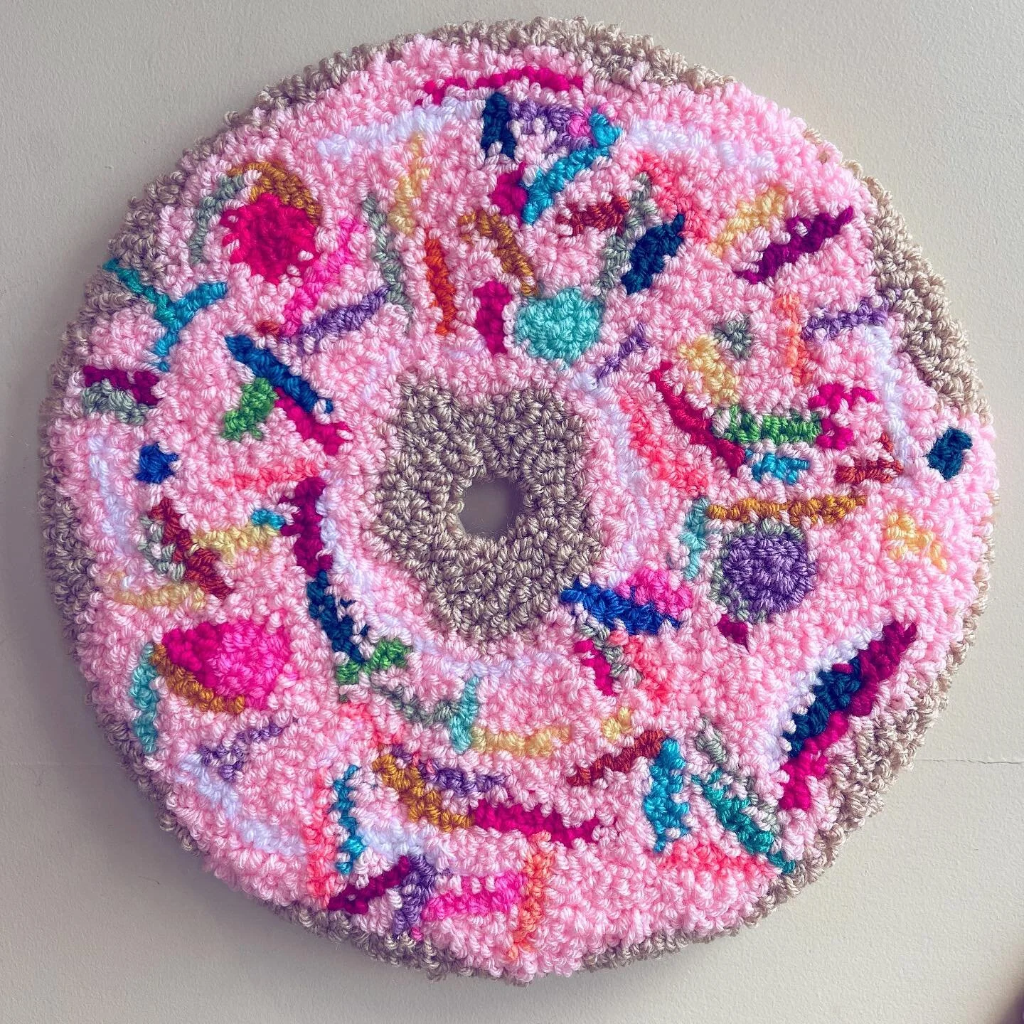 Donut Yarn Series 🧶🍩 

#punchneedle #tuftedart #art #yarn
