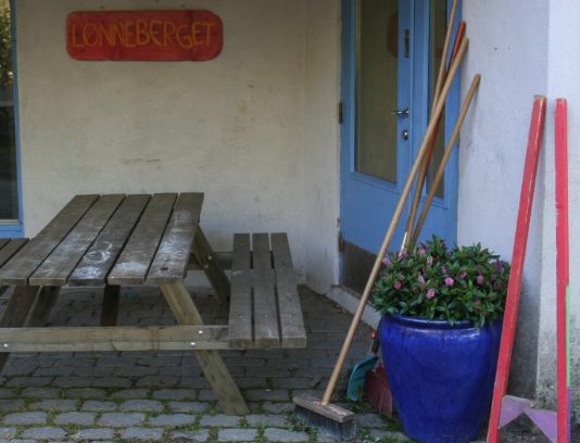 Lønneberget har fått håndskåret skilt, og er ellers utstyrt slik det skal være i en 1. klasse.