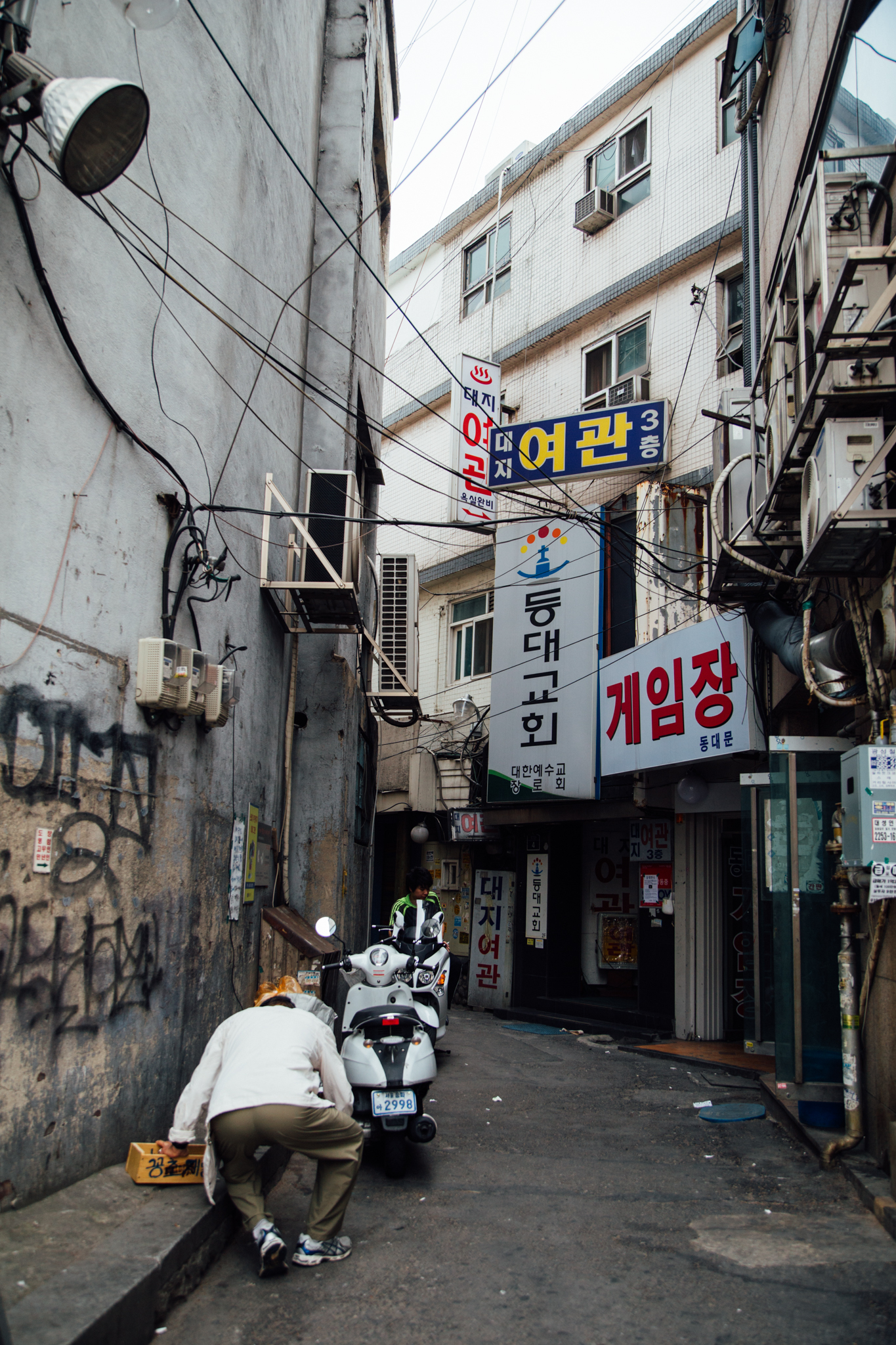 Next I headed to the Dongdaemun area for Heunginjimun Gate (동대문 - 흥인지문) unfortunately it was closed so I decided to do a little shopping around the area. There was such a big change in atmosphere going from Bukchon's peaceful (and clean) neighborhoods to the bustling streets around Dongdaemun. 