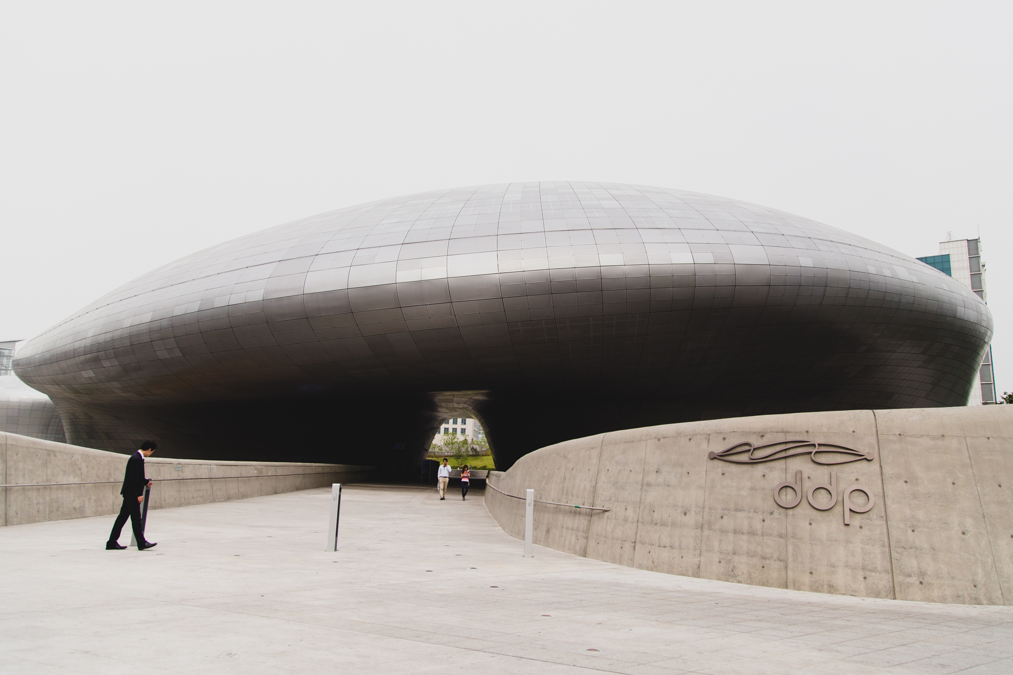 The last stop for the day was Dongdaemun Design Plaza (동대문디자인플라자(DDP)). It's filled with all sorts of cool designs from artists across Seoul.