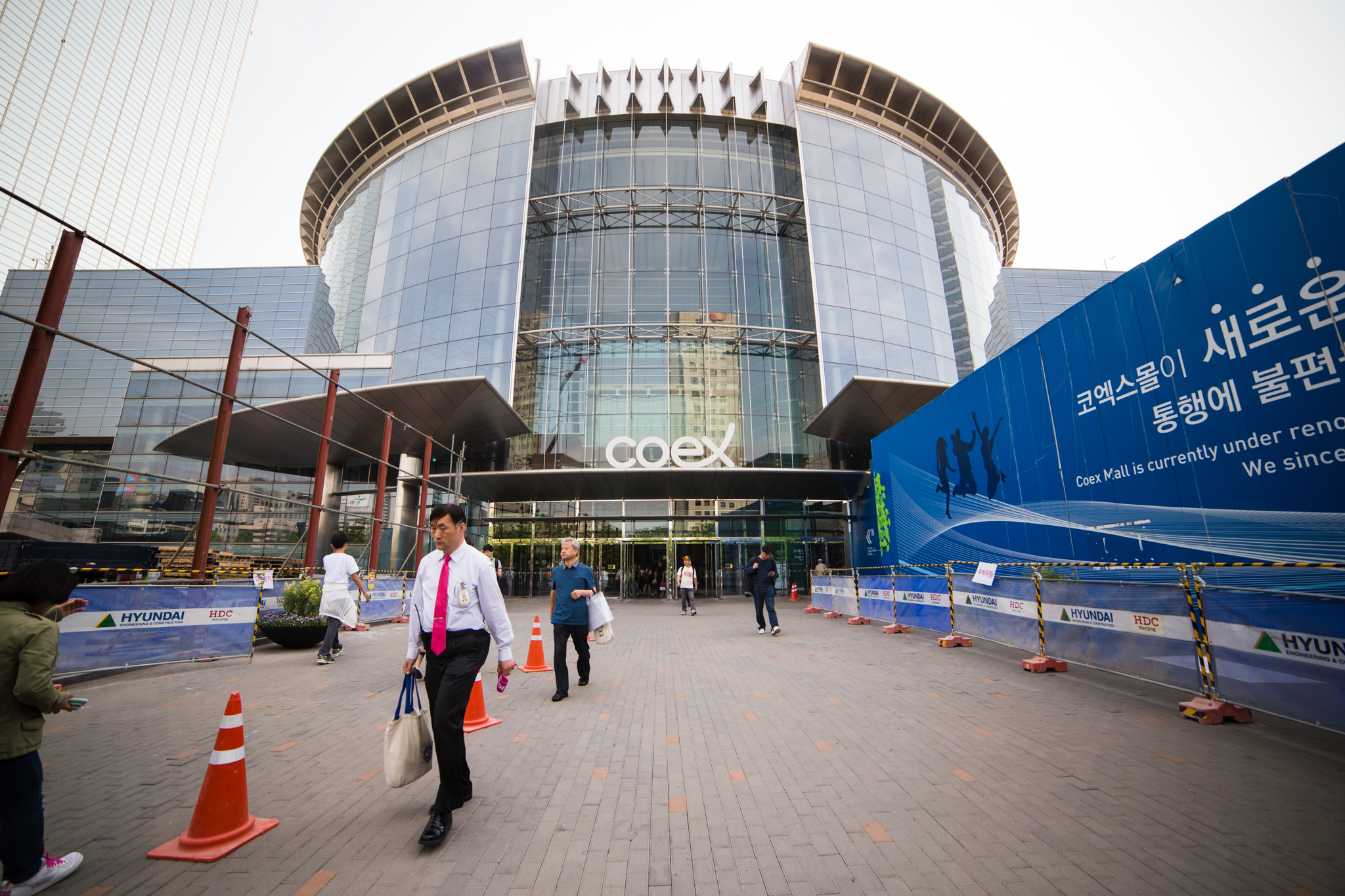 After my snack break I went back to the Samseong-dong area where I was staying to explore some more before the day ended. First place was the COEX convention center where they host all kinds of events. SMTown is soon to open up there. During my visit the KOBA AUDIO/VIDEO convention was going on.