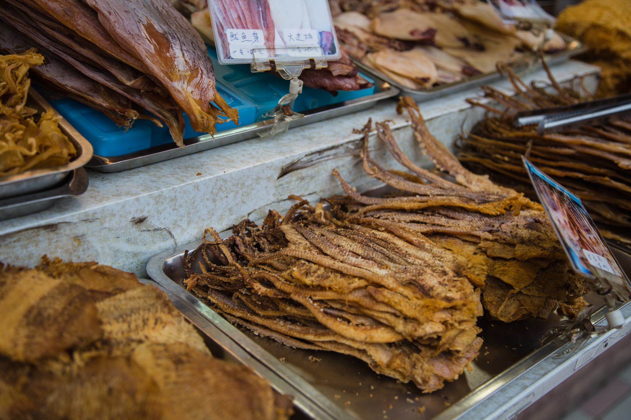 The street was filled with all sorts of eateries, every step you take there's a new smell to greet your nose. Sometimes not so pleasant. 