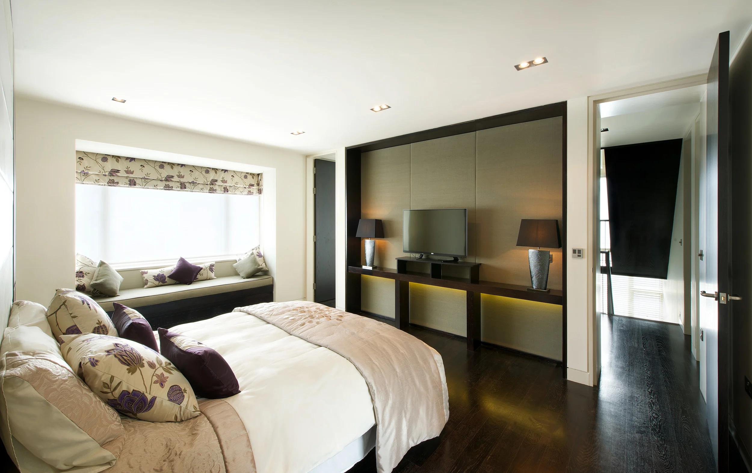 Photography : Mike Ellis - Thameside Media