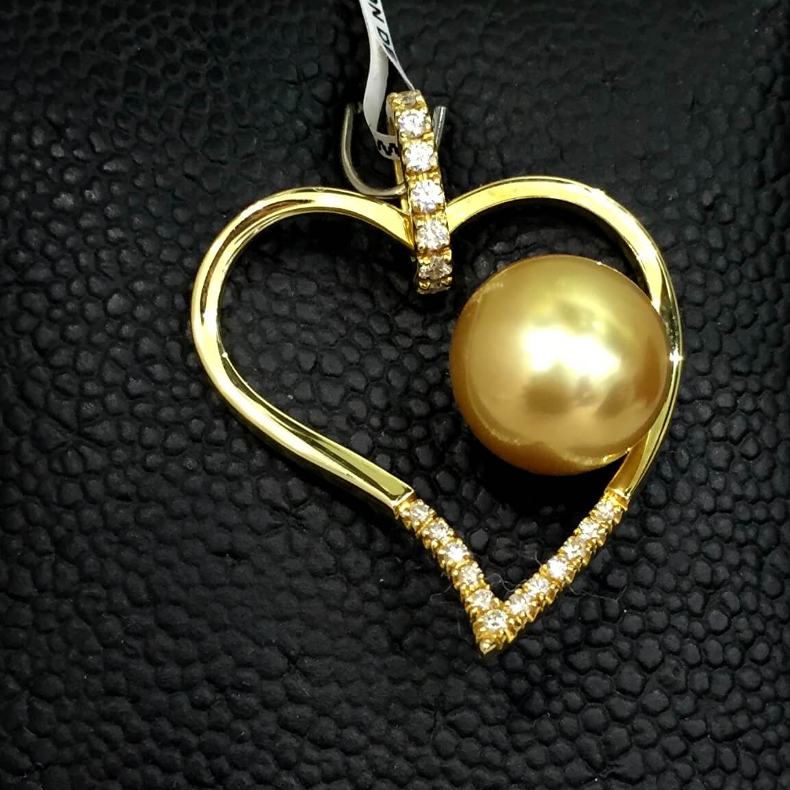 Golden pearl pendant.jpg