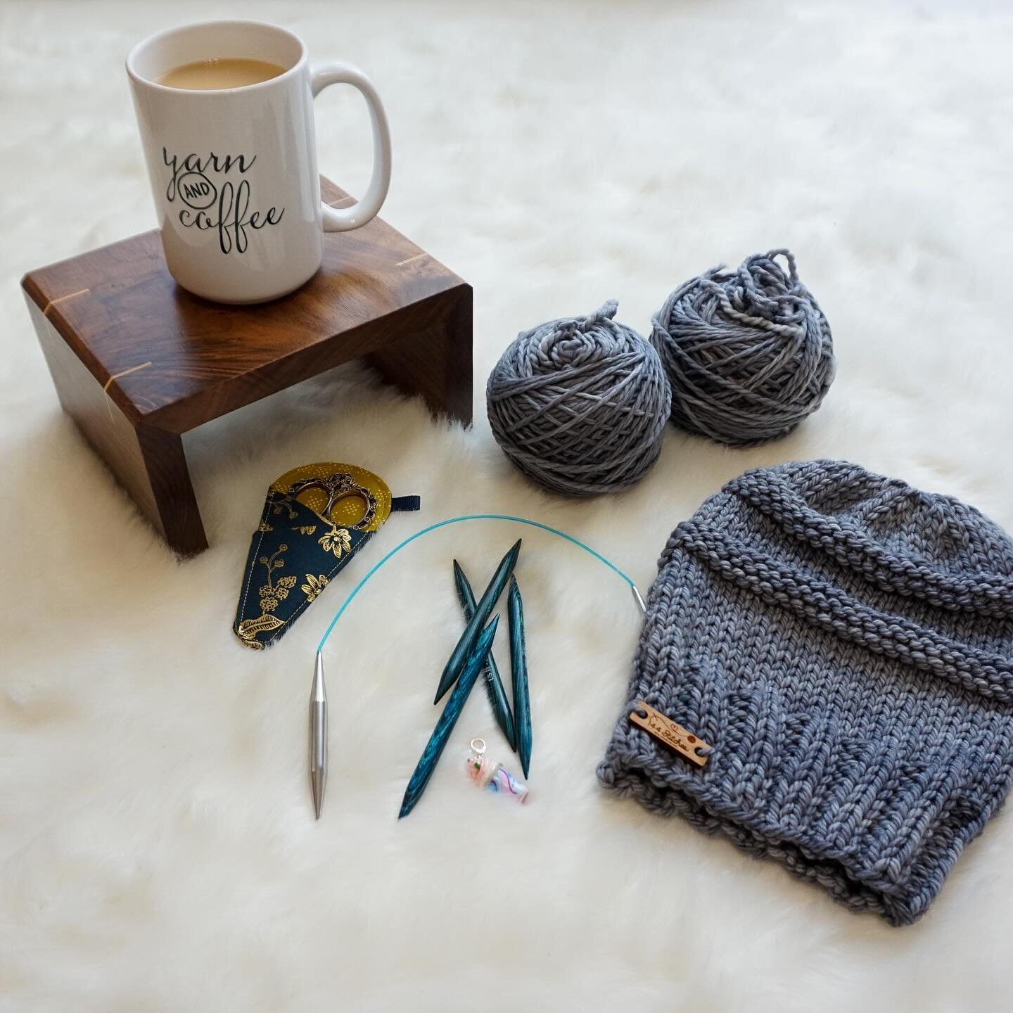 The perfect t way to start the year:
Coffee ☕️ 
Yarn 🧶 
Happiest of starts to the year

Bella Beanie with @asylumfibers free pattern on the blog. 

#knitting #knitwear #knit #stitchandhustle #knittersgonnaknit #beanieseason