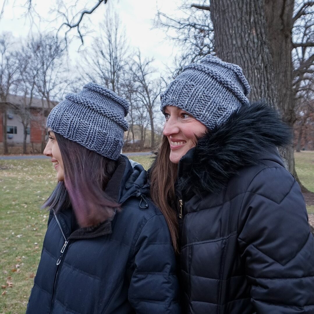 Because beanies are more fun together &hellip; the Bella Beanie is perfect for cozy season! 

Pattern is up free on the blog
🧶 @asylumfibers 

#stitchandhustle #knitting #knitbeanie