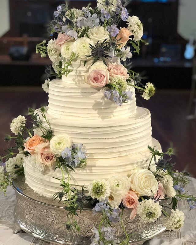 Happy #weddingwednesday or how about #weddingcakewednesday! I think that may just stick with us. Stay healthy, stay happy, from our team to you! 
#alabamaflorals #weddingflorals #weddingcakes #sisterbusiness #qurantined #wedowhatwecan #stayhome