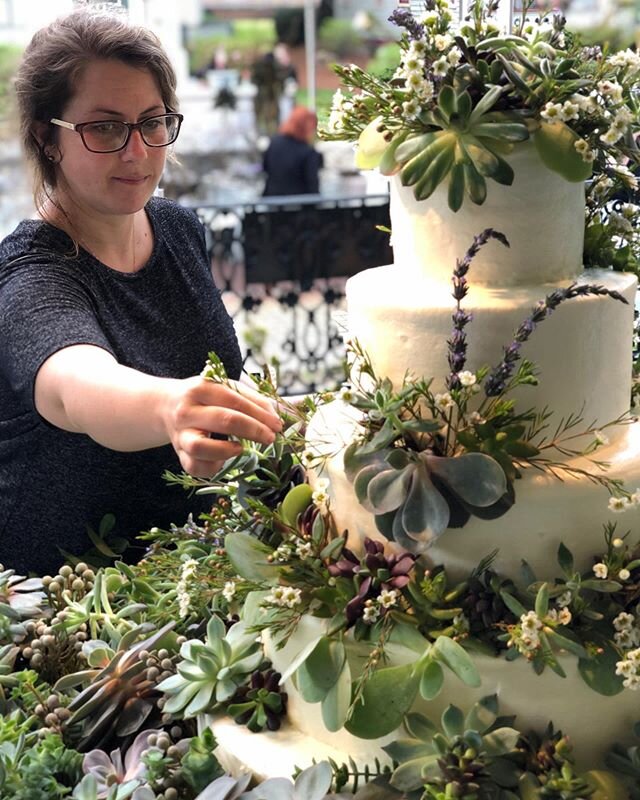It&rsquo;s #weddingcakewednesday y&rsquo;all! The cake is always the last thing we do and one of our favorite parts of a wedding. 
#alabamaflorals #succulentwedding #sisterbusiness #mobilealabamaweddings #cakeflowers