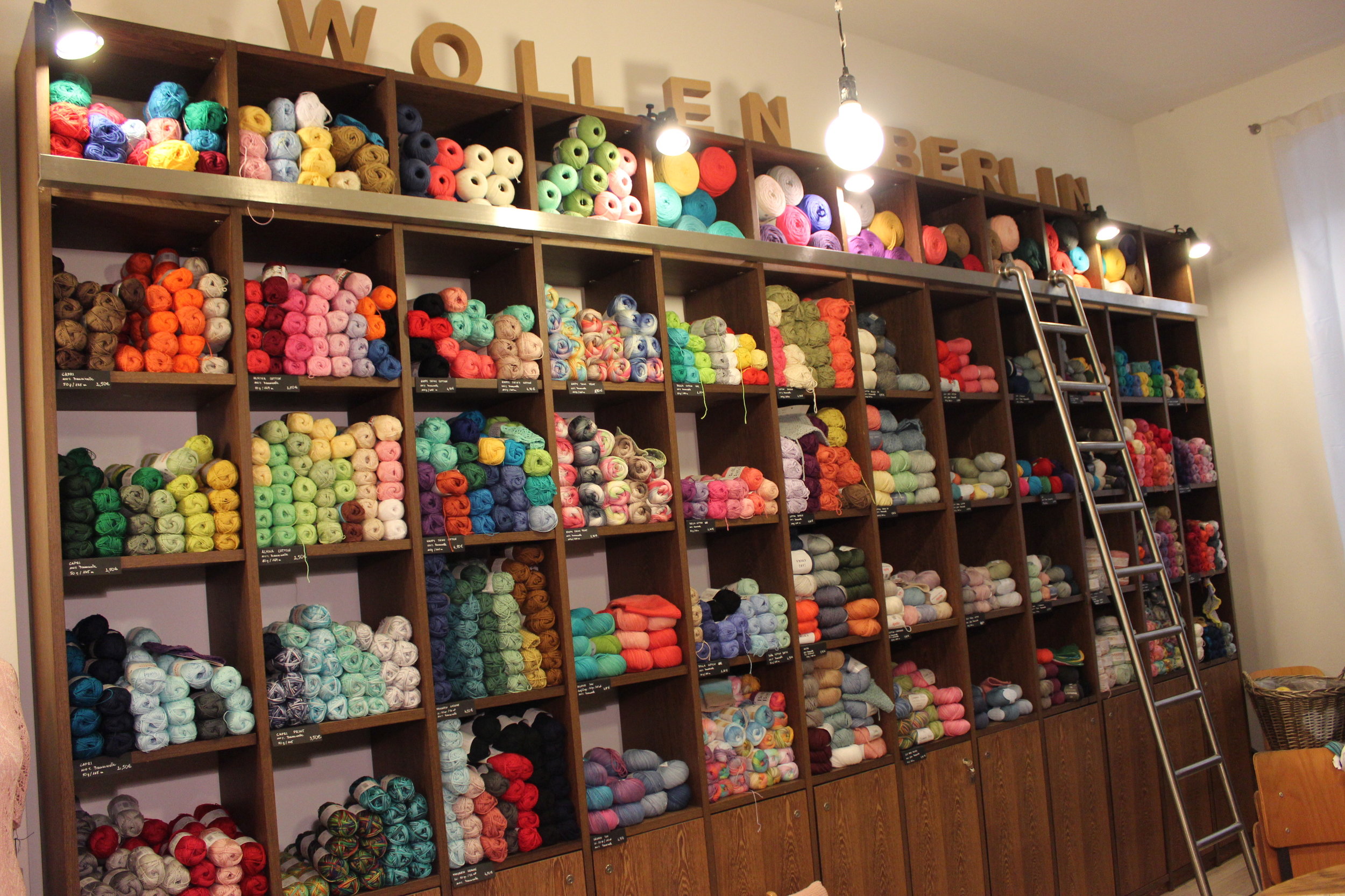 Part of the second room of Wollen Berlin where a lot of workshops take place. And look at that wall of cotton & bamboo goodness!