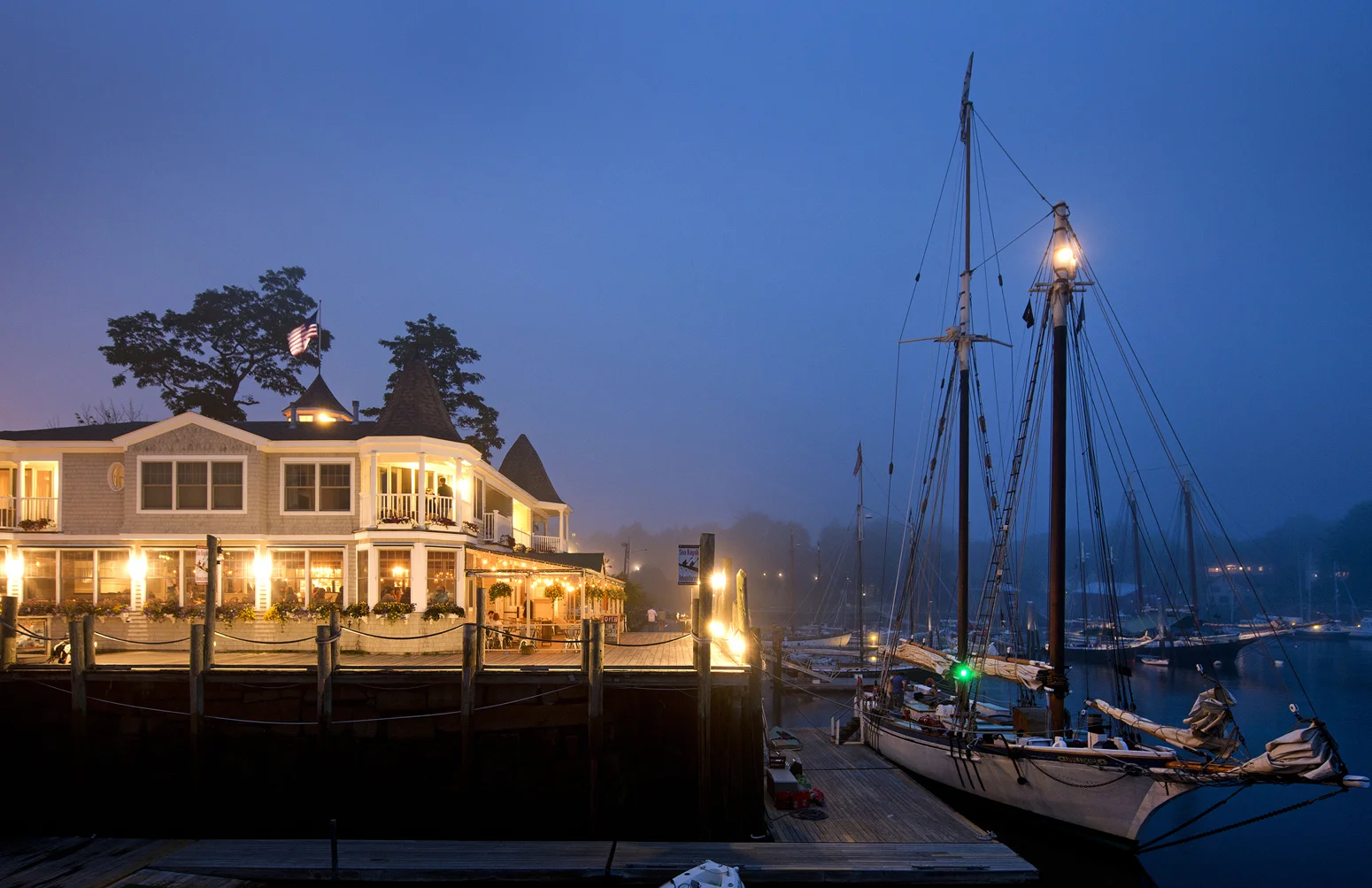 nighttime+pier+boats+restaurant+photography