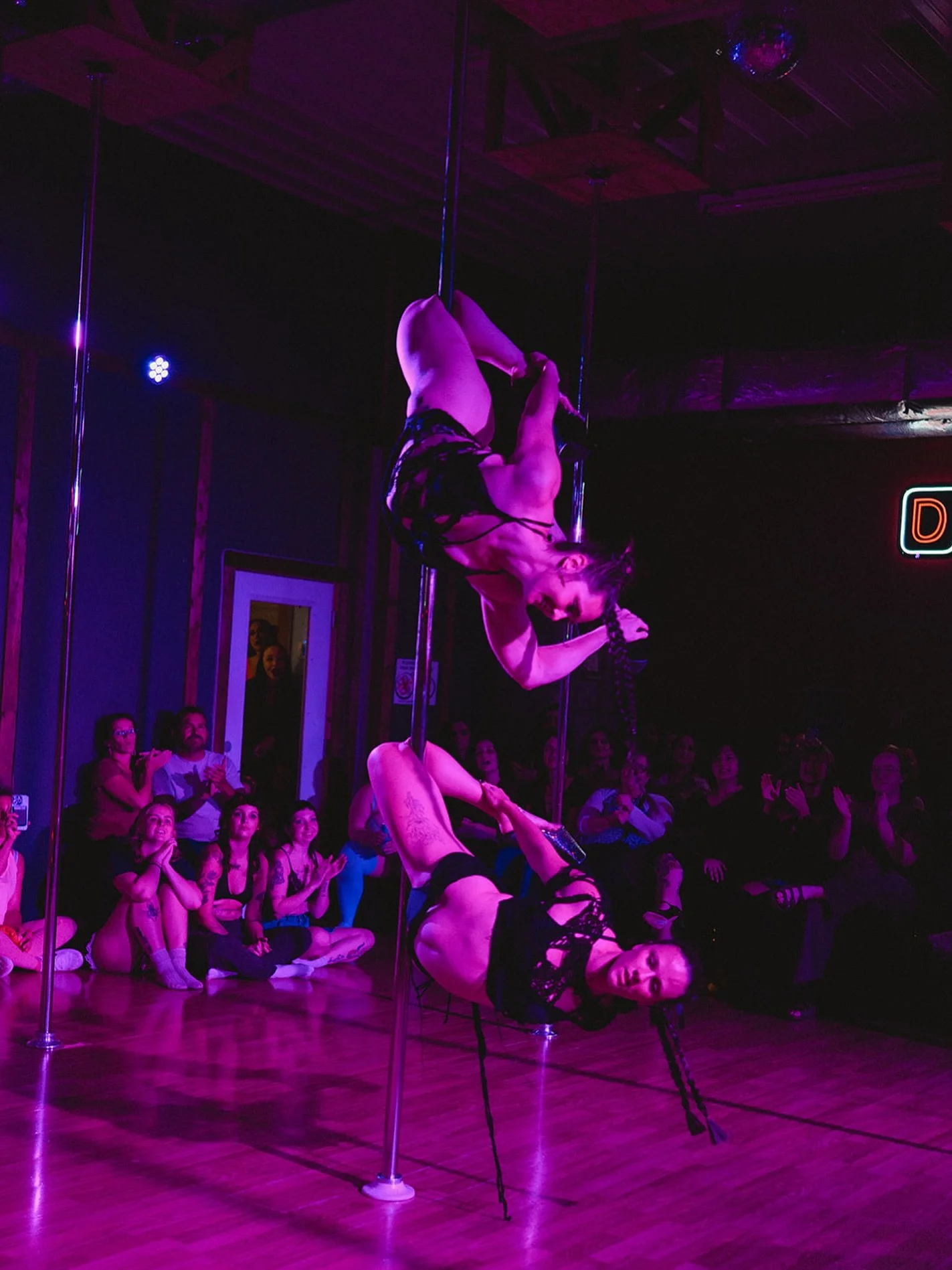 Lots of Halloween themed classes happening this week! 🎃
📸: @helenjoygeorge 

Monday

11- Open Pole
12- Beginner Spin Drop in
5:30- Hip Hop Fitness
5:30- Intermediate/Advanced SPINNING pole drop in (strong aerial &amp; trap invert required)
6:30- In